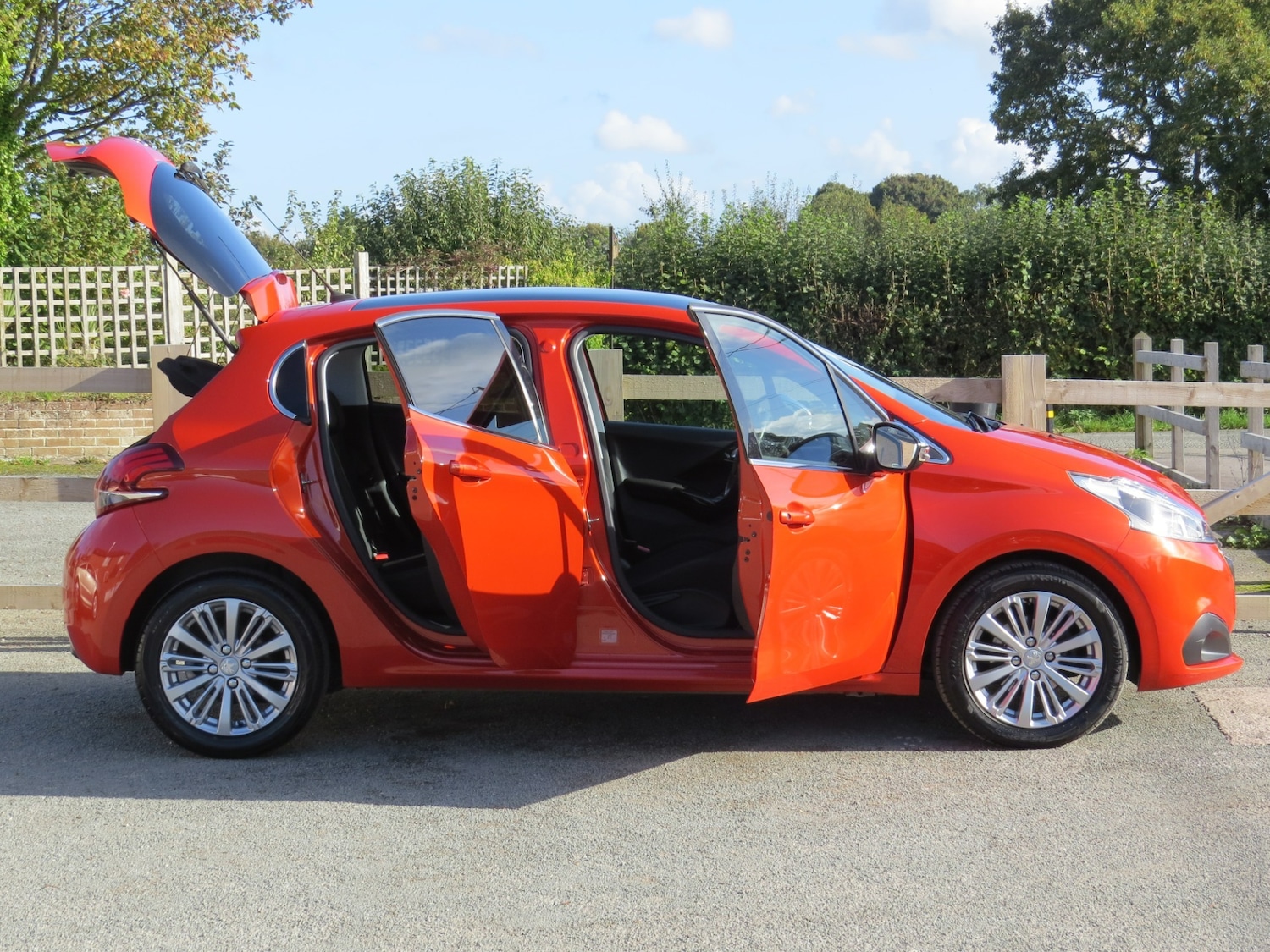 Used Peugeot 208 2017 for sale - 76493827: Photo 4