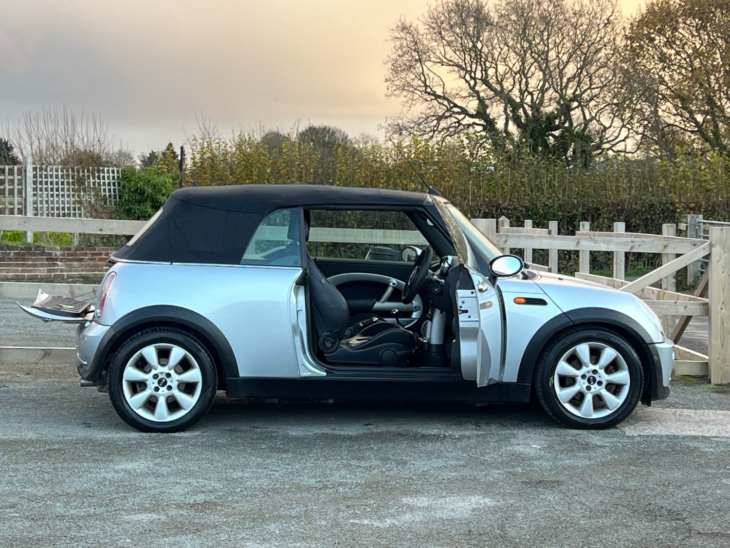 Used MINI Convertible 2005 for sale - 76035527: Photo 4