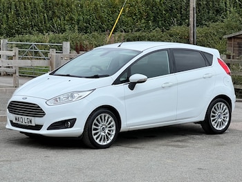2013 (13) - 1.0 EcoBoost 125 Titanium 5dr 5 DOOR WHITE SERVICE HISTORY