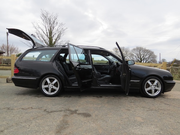 Used Mercedes-Benz E Class 2002 for sale - 76262699: Photo 3