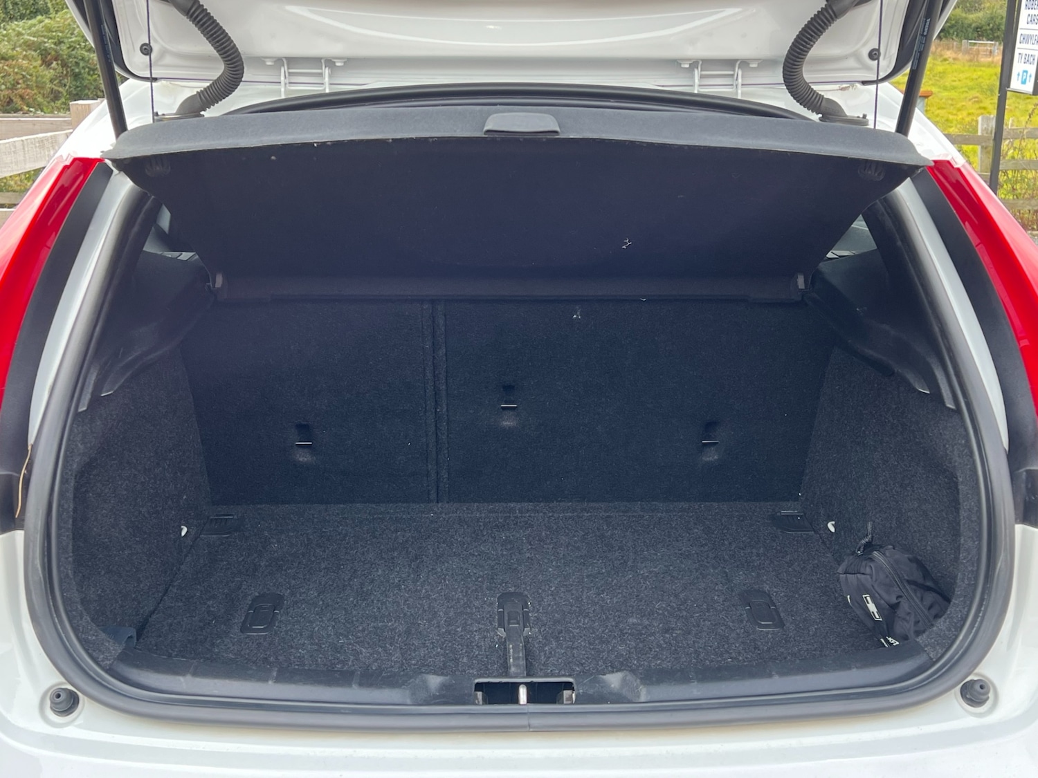 Used Volvo V40 2018 for sale - 75995883: Photo 11