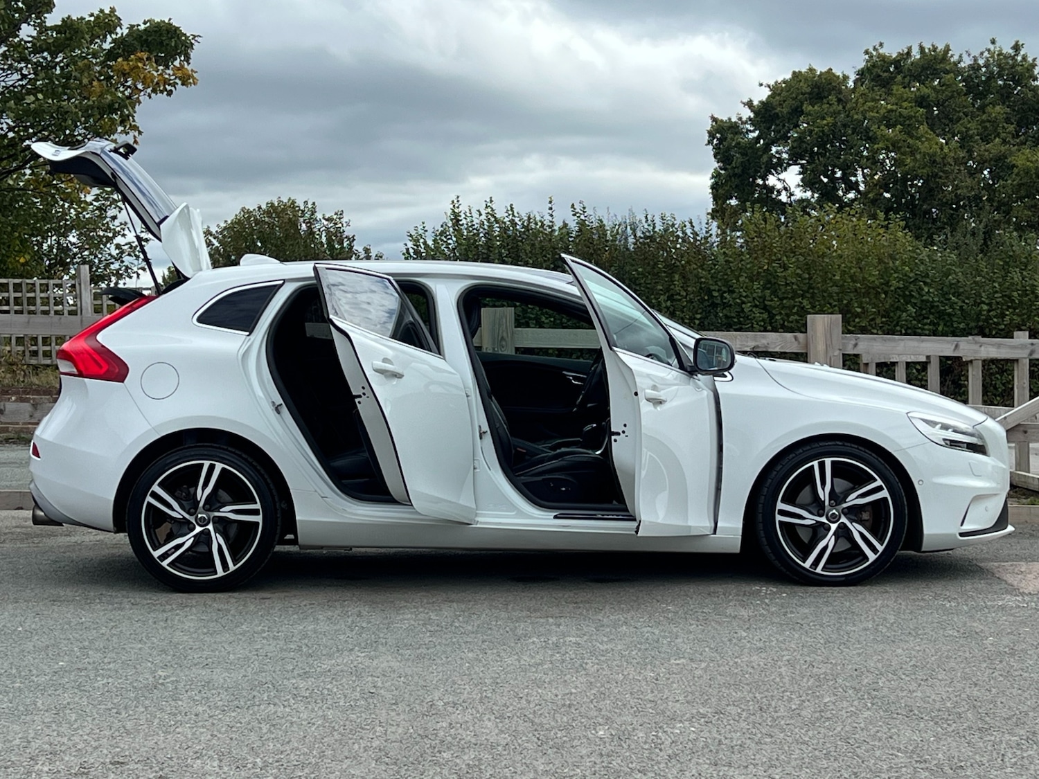 Used Volvo V40 2018 for sale - 75995883: Photo 3