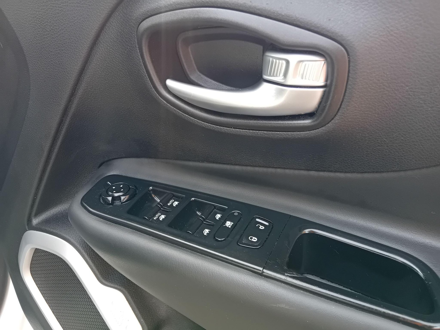 Used Jeep Renegade 2016 for sale - 77969999: Photo 19