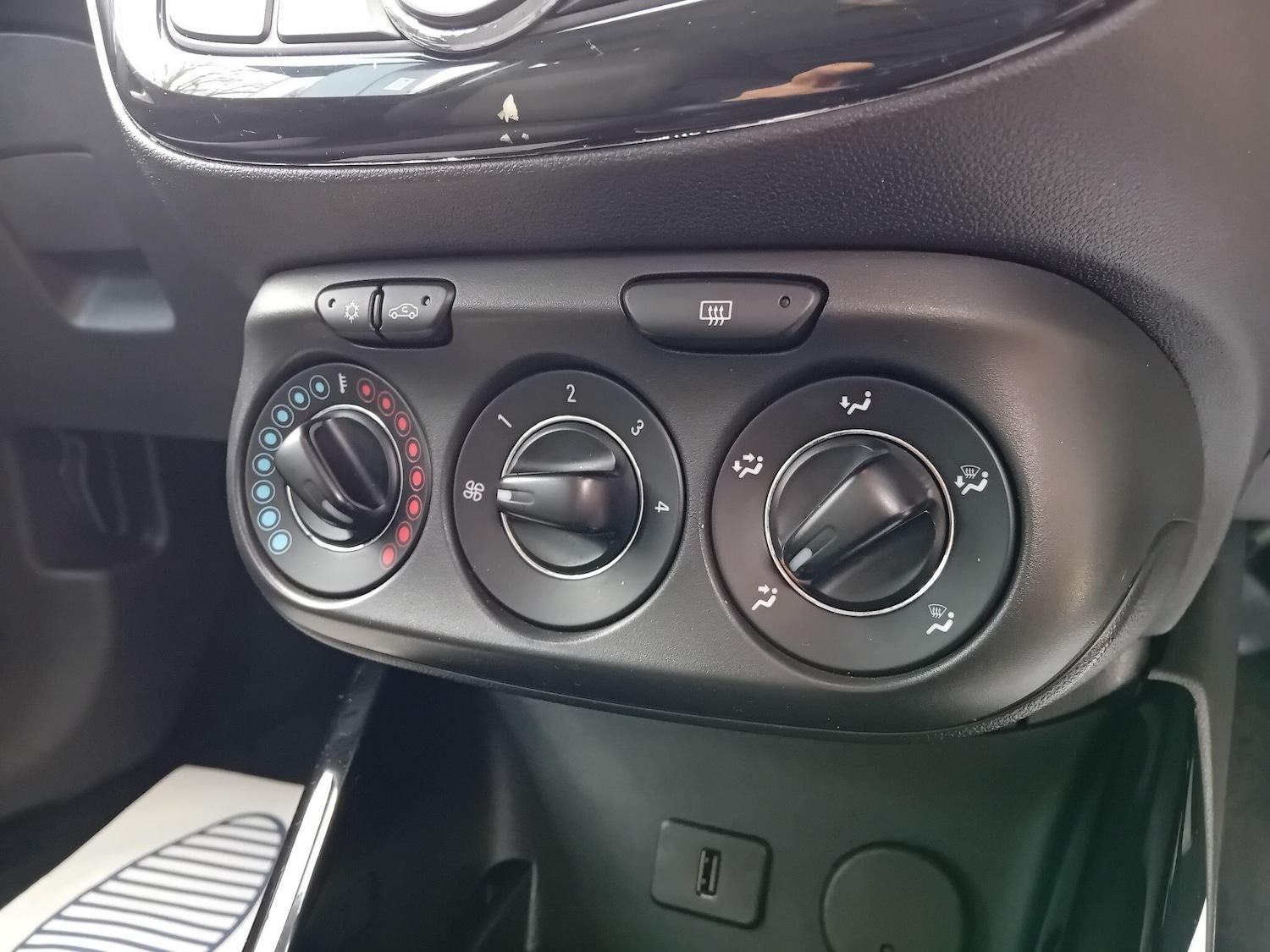 Used Vauxhall ADAM 2015 for sale - 76990656: Photo 32