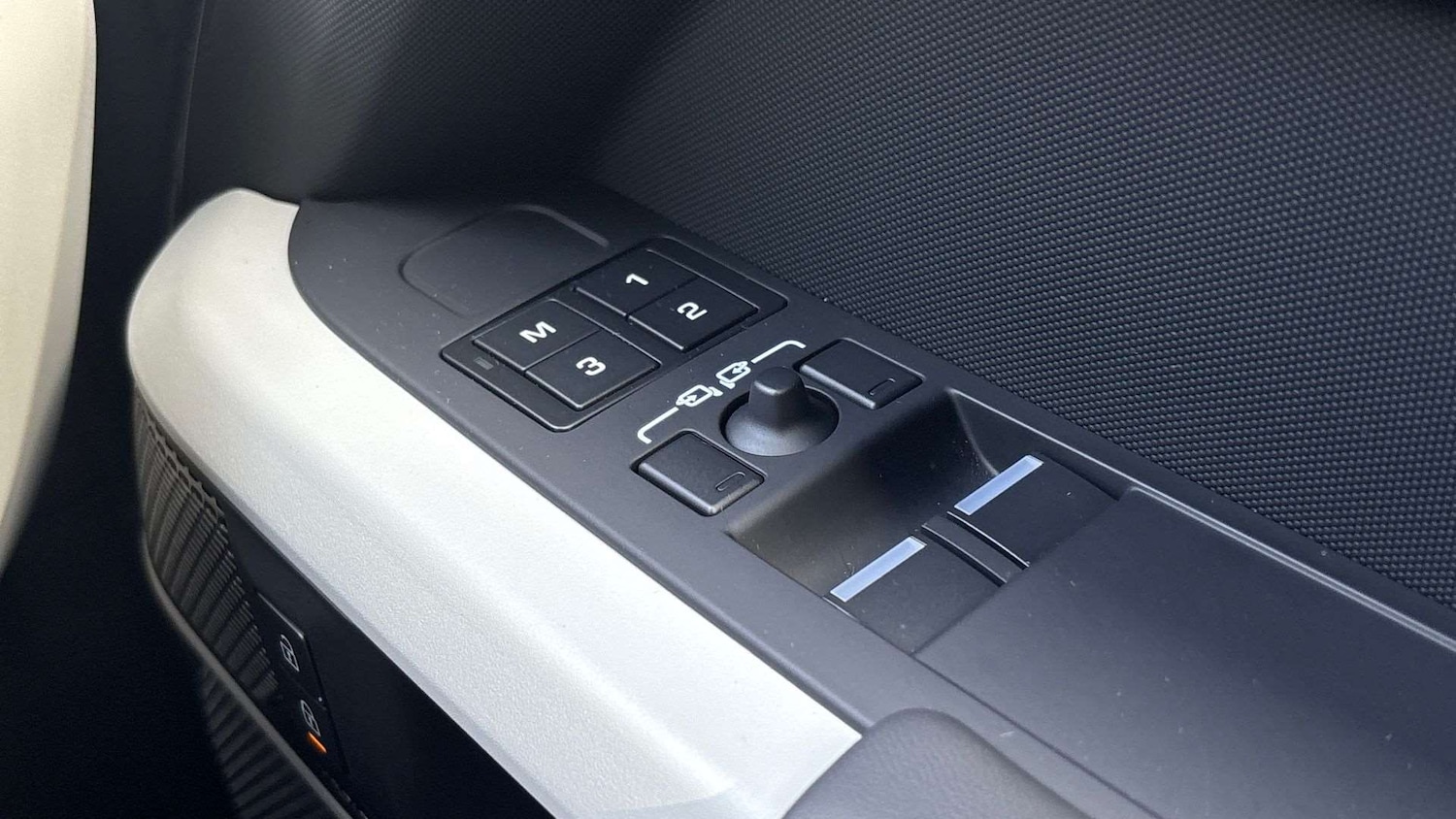 Used Land Rover Defender 2024 for sale - 76401250: Photo 25