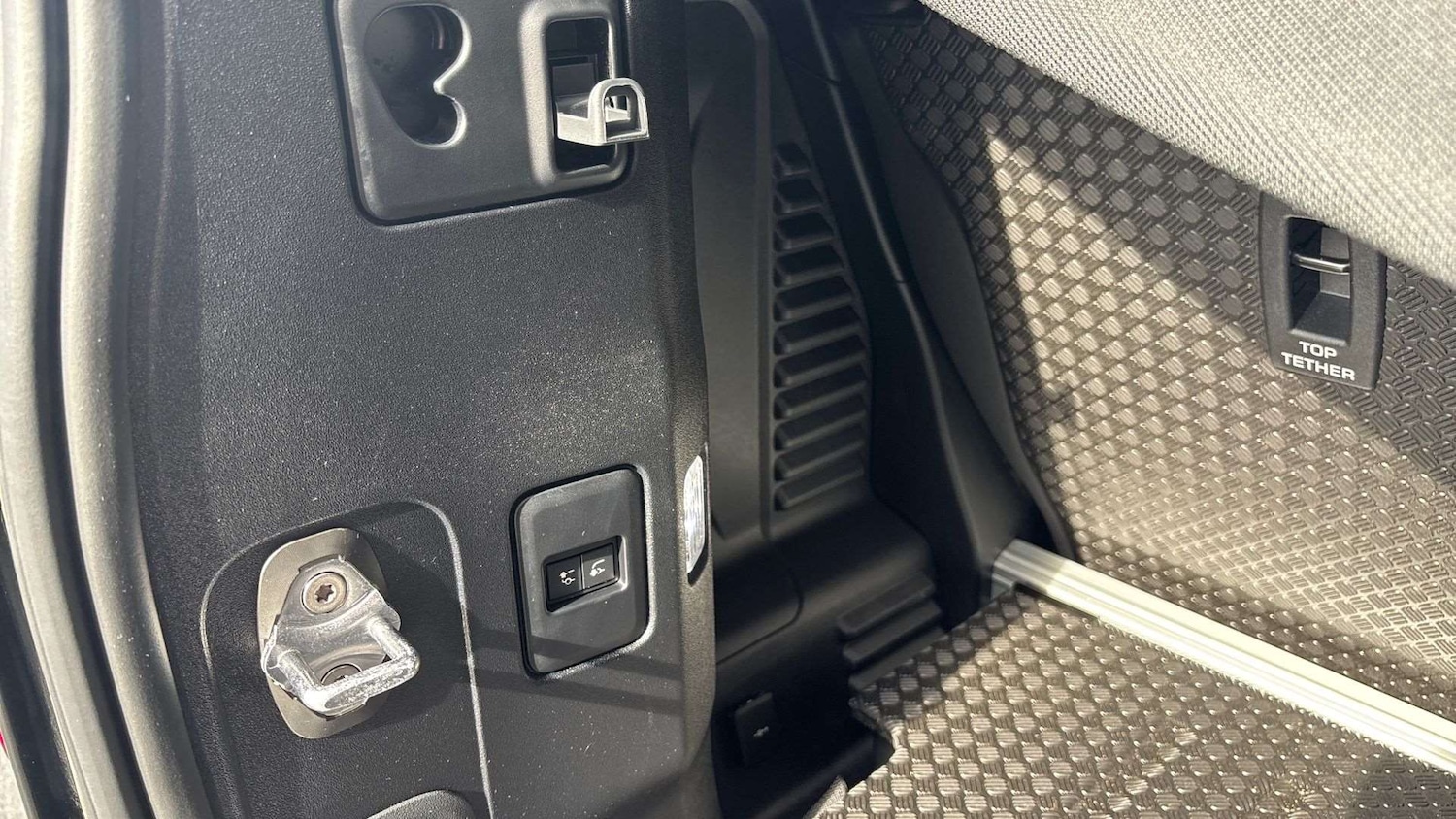 Used Land Rover Defender 2024 for sale - 76401250: Photo 27