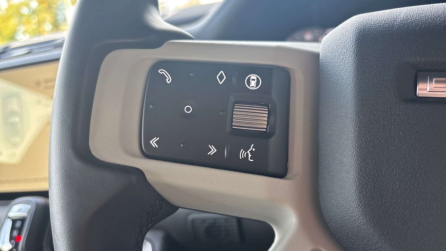 Used Land Rover Defender 2024 for sale - 76401250: Photo 33