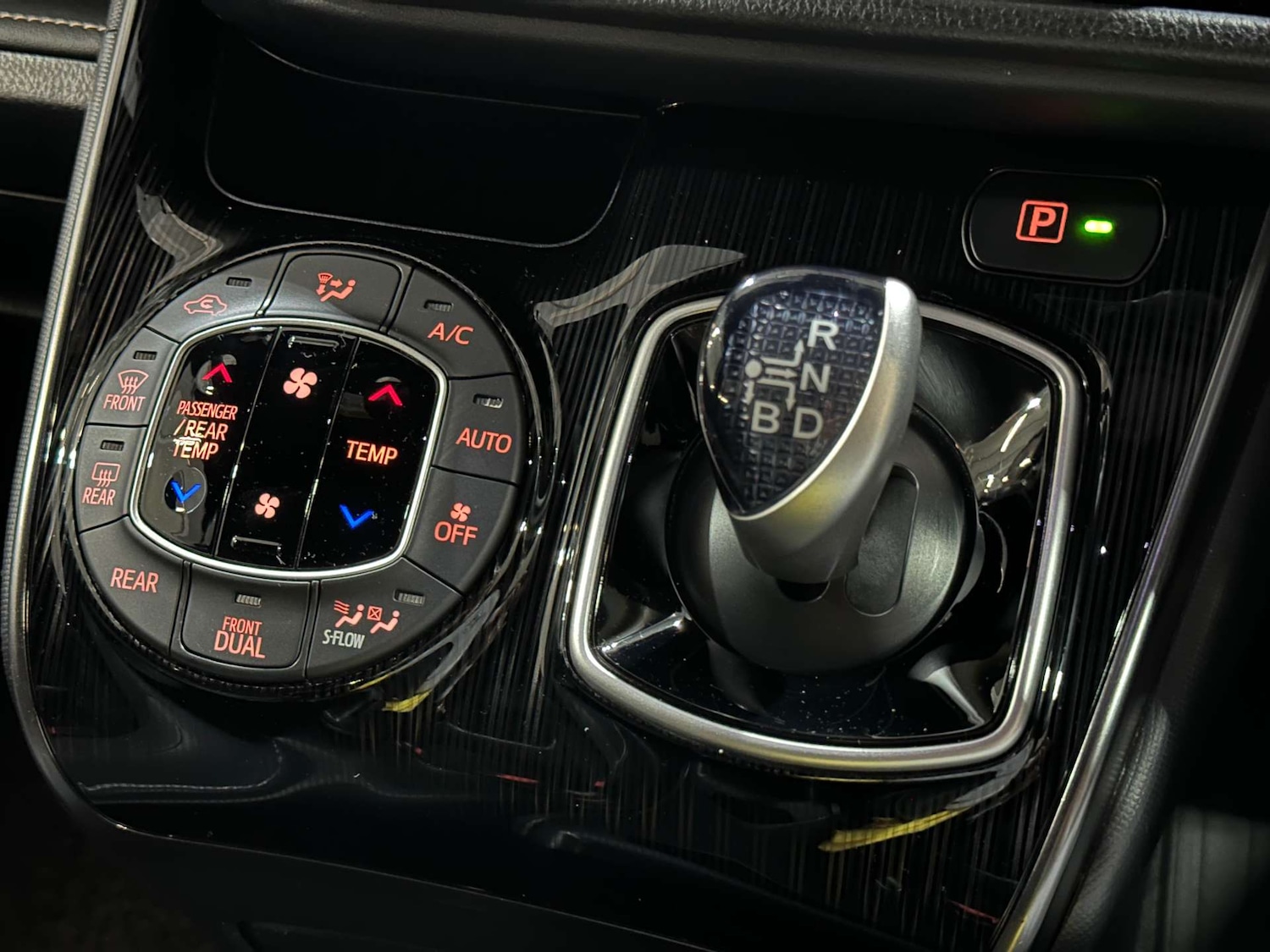 Used Toyota Noah 2025 for sale - 76830145: Photo 29