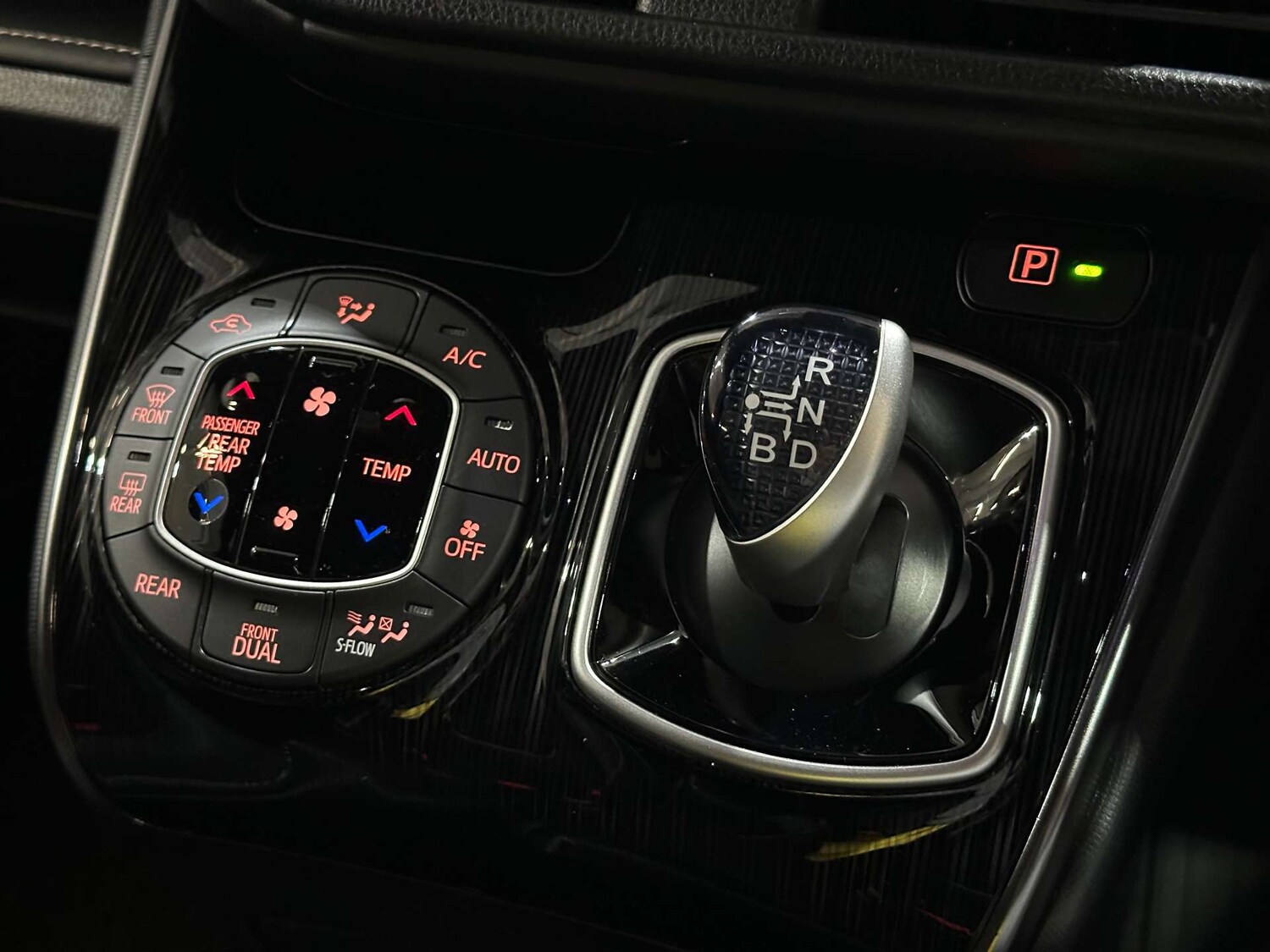 Used Toyota Noah 2025 for sale - 76830145: Photo 30