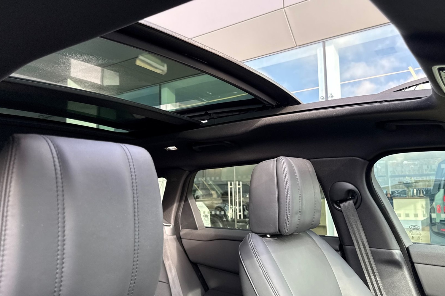 Used Land Rover Range Rover Velar 2024 for sale - 76670330: Photo 32