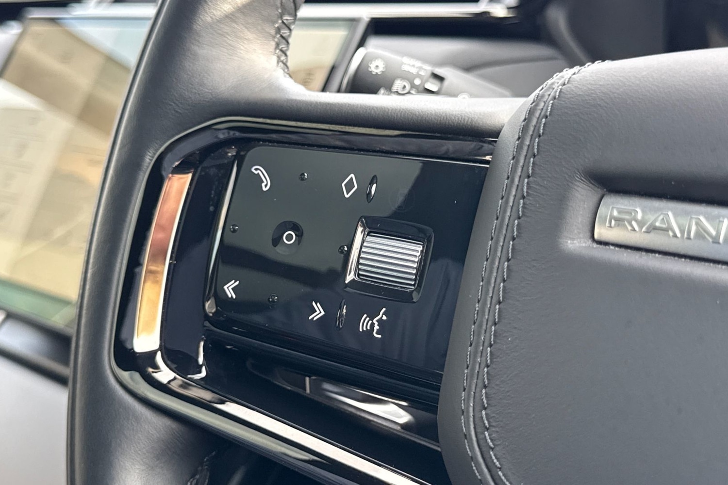 Used Land Rover Range Rover Velar 2024 for sale - 76670330: Photo 34