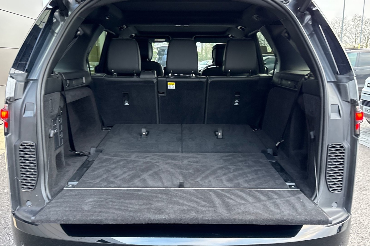 Used Land Rover Discovery 2024 for sale - 76855027: Photo 11