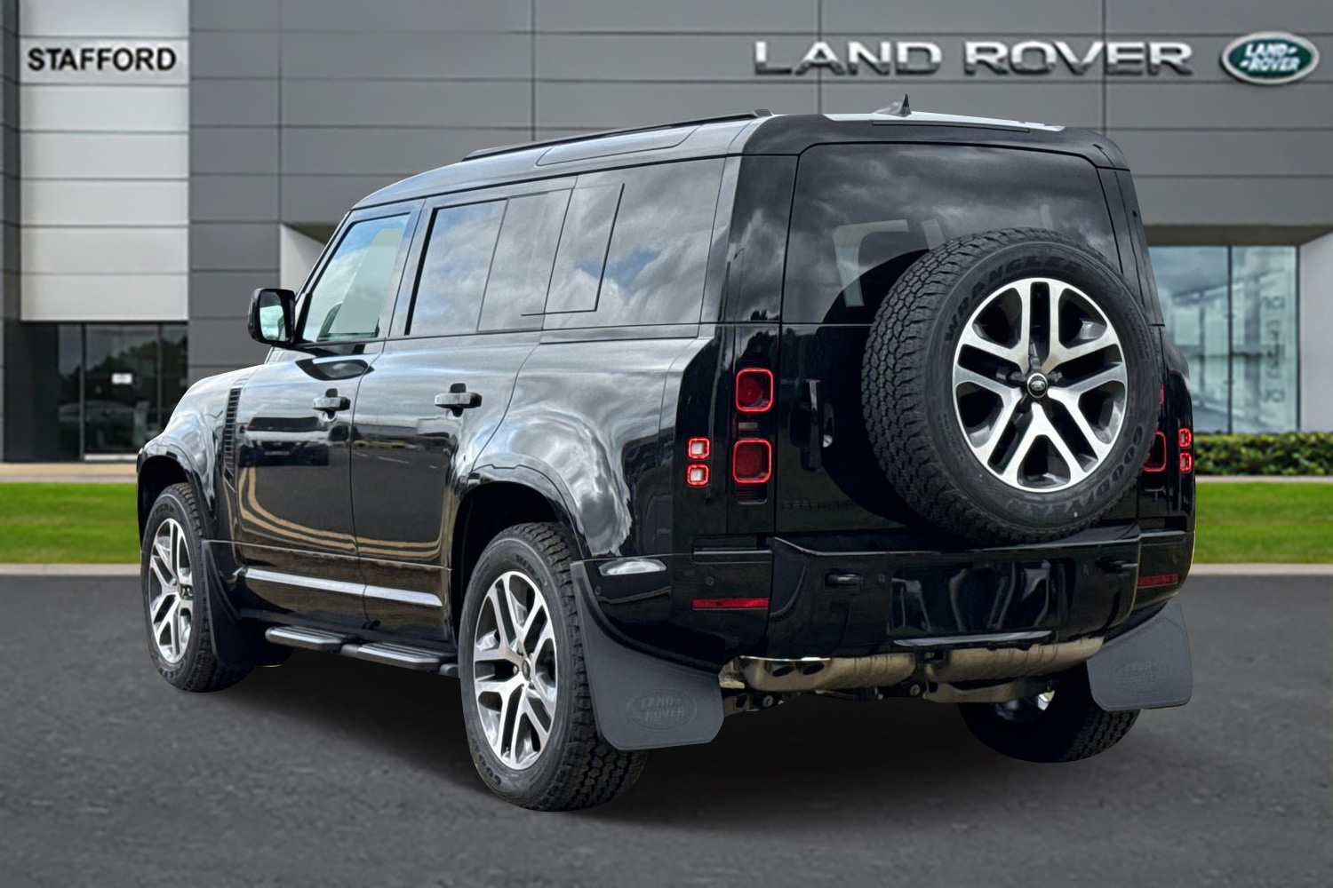 Used Land Rover Defender 110 2026 for sale - 77494096: Photo 2