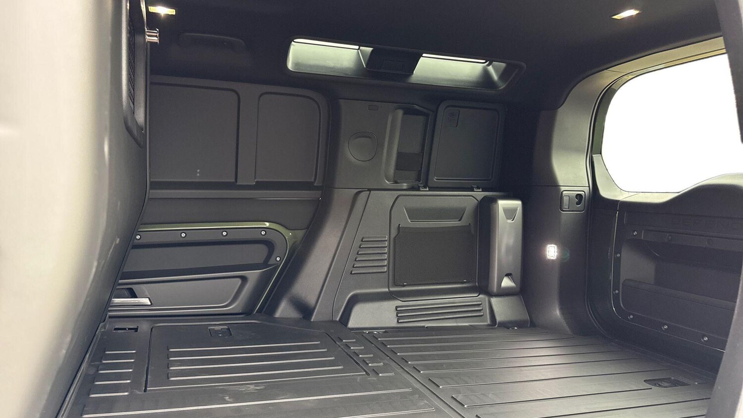 Used Land Rover Defender 110 2026 for sale - 78029486: Photo 31