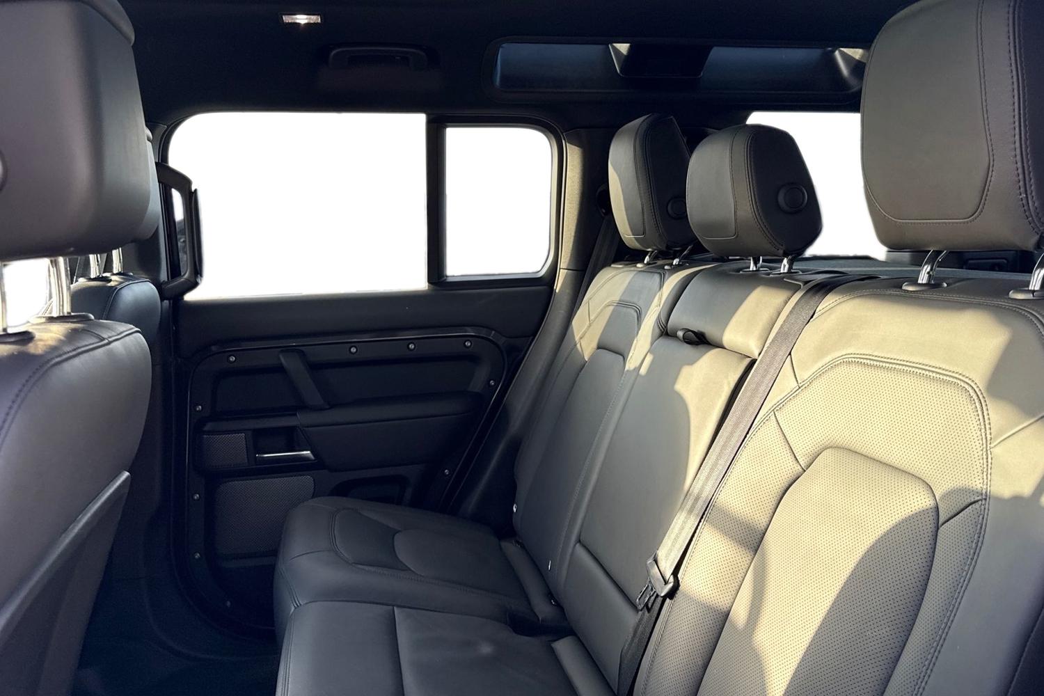 Used Land Rover Defender 2023 for sale - 77048475: Photo 4