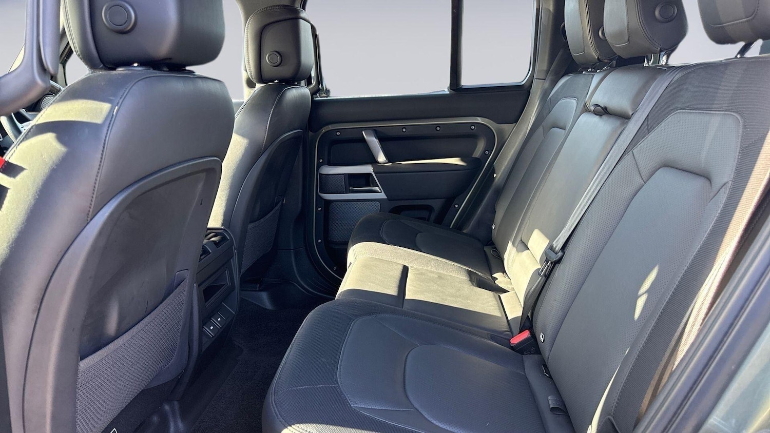 Used Land Rover Defender 2023 for sale - 76985238: Photo 4