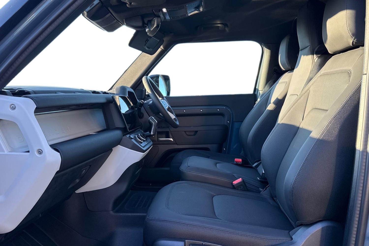 Used Land Rover Defender 2025 for sale - 76697651: Photo 3