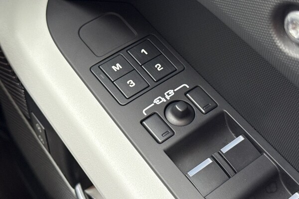 Used Land Rover Defender 110 2024 for sale - 76128550: Photo 25