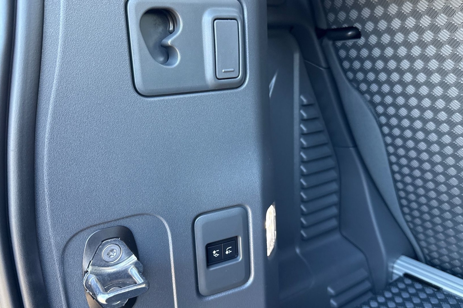 Used Land Rover Defender 90 2025 for sale - 76649216: Photo 27