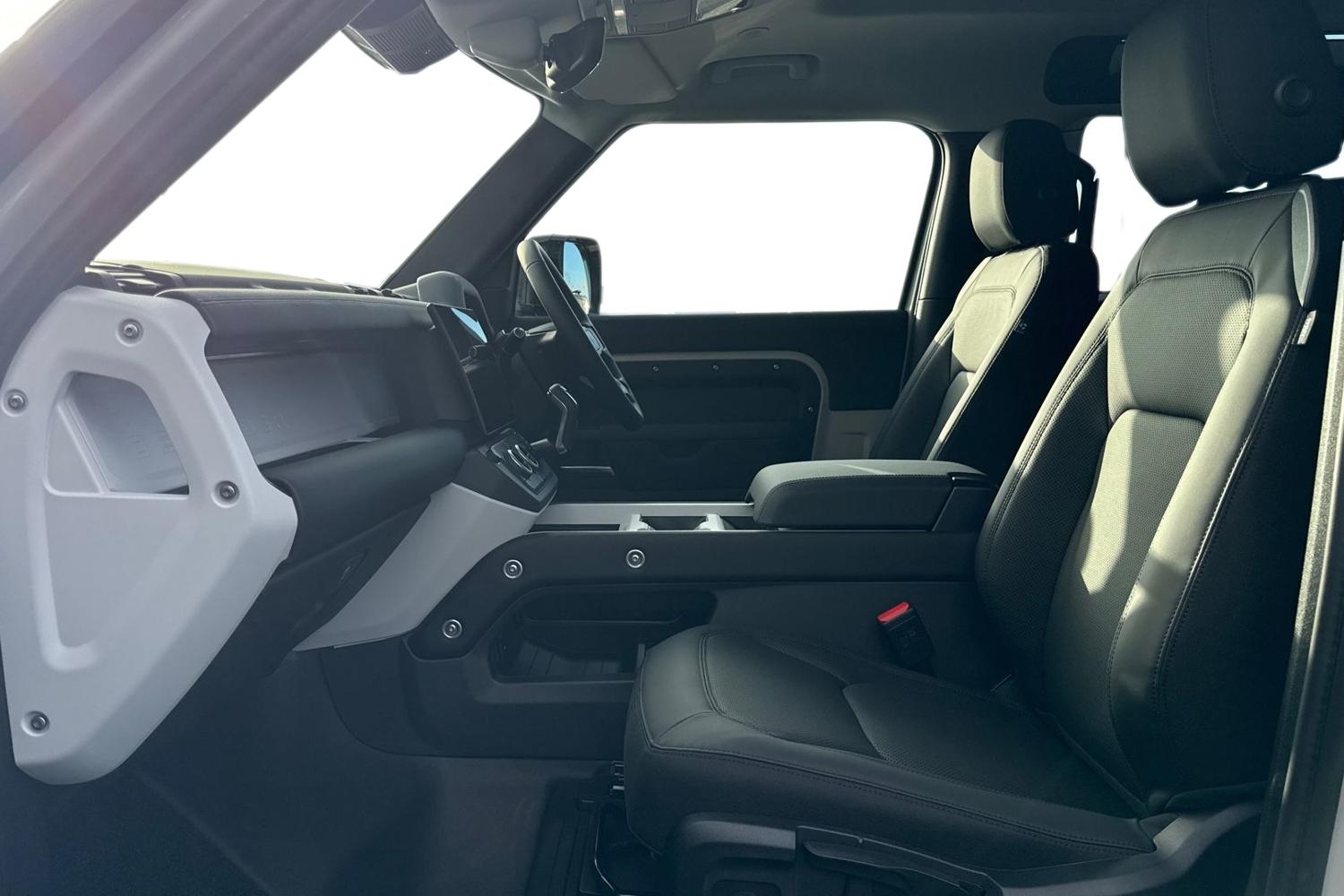 Used Land Rover Defender 90 2026 for sale - 77236051: Photo 3