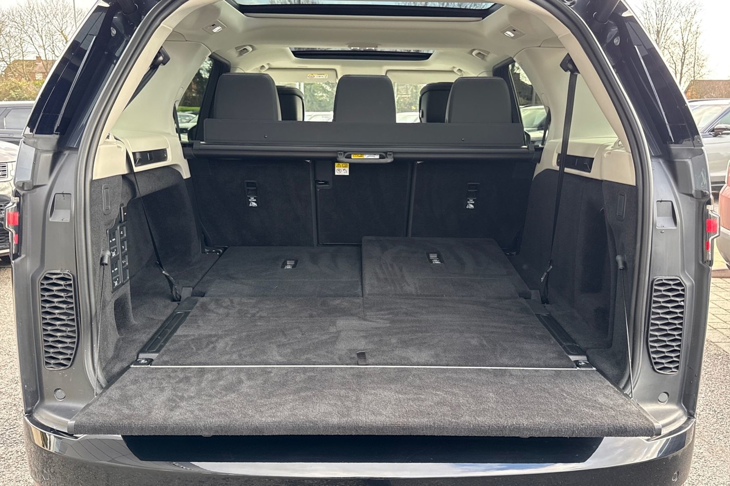 Used Land Rover Discovery 2025 for sale - 76902562: Photo 11