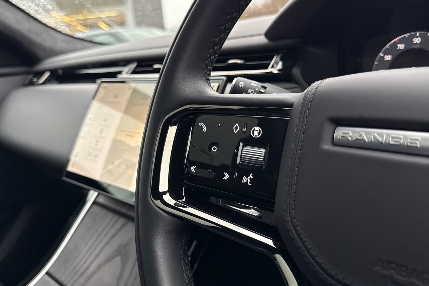 Used Land Rover Range Rover Velar 2025 for sale - 76934286: Photo 32