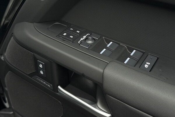 Used Land Rover Defender 110 2025 for sale - 75787295: Photo 28