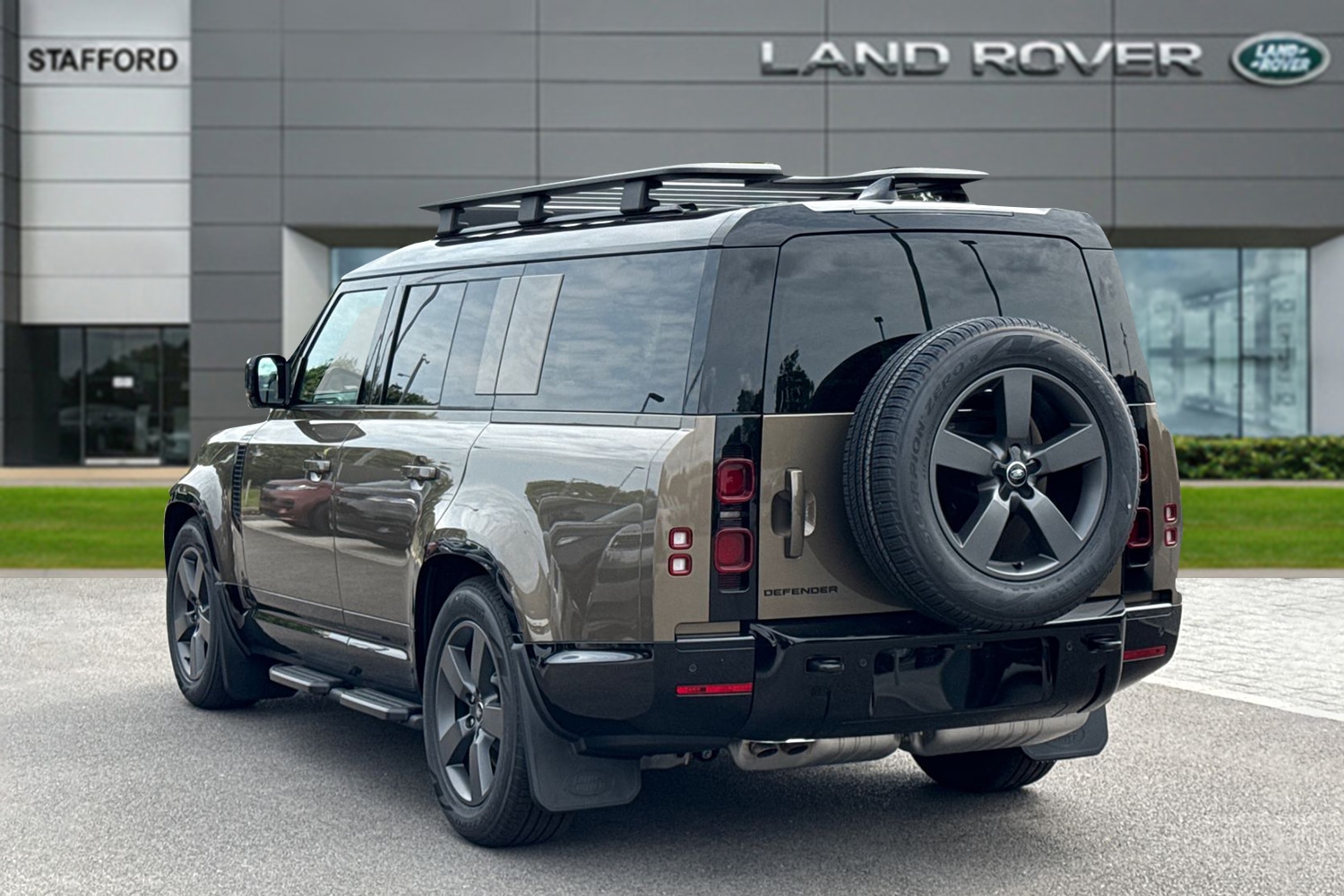 Used Land Rover Defender 130 2026 for sale - 78001872: Photo 2