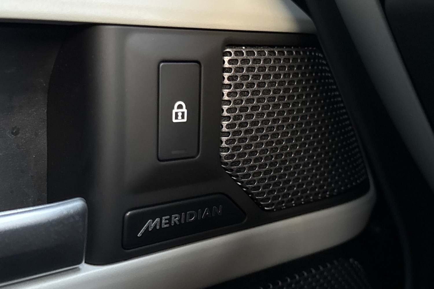 Used Land Rover Defender 2024 for sale - 76902571: Photo 25