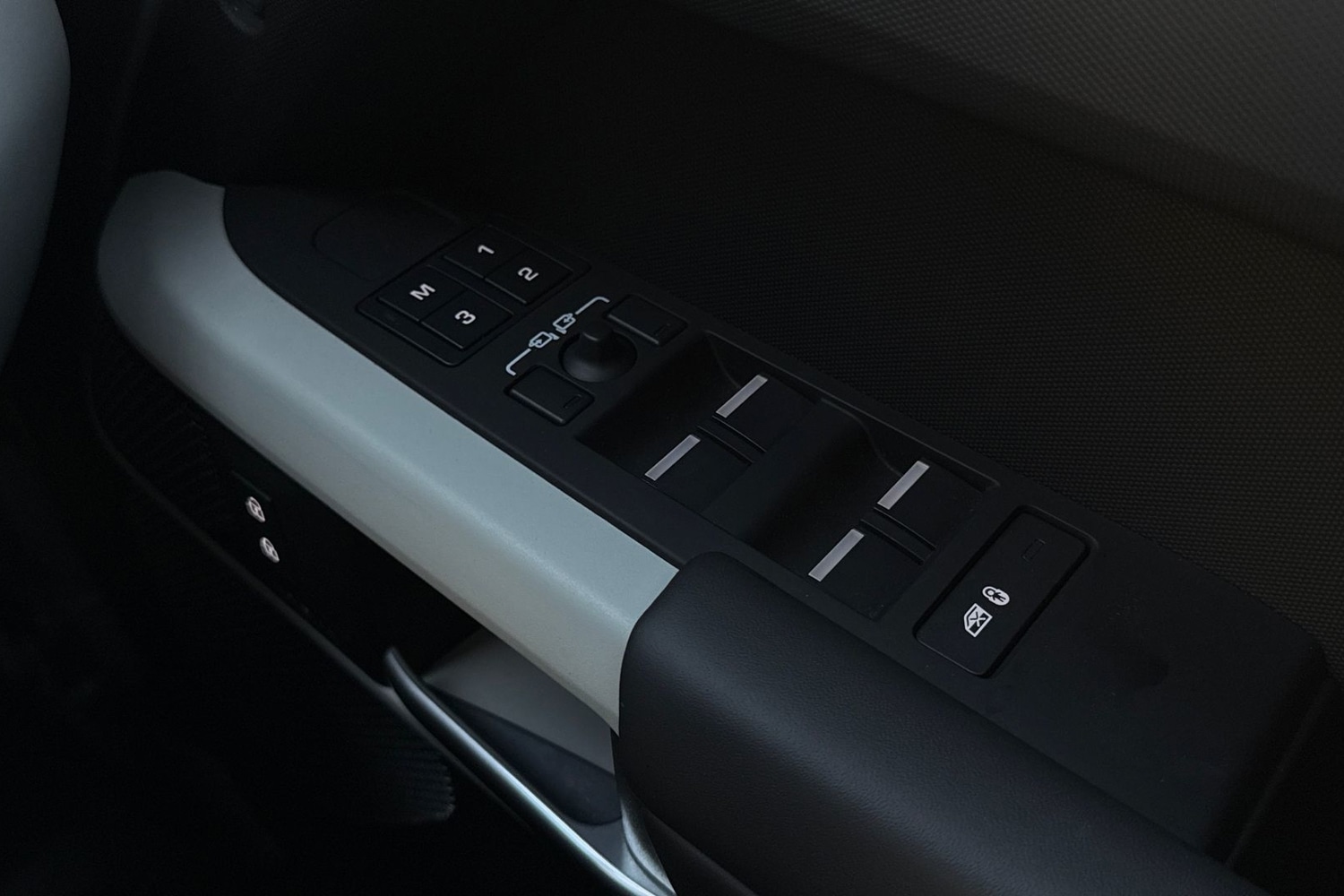 Used Land Rover Defender 2024 for sale - 76902571: Photo 26