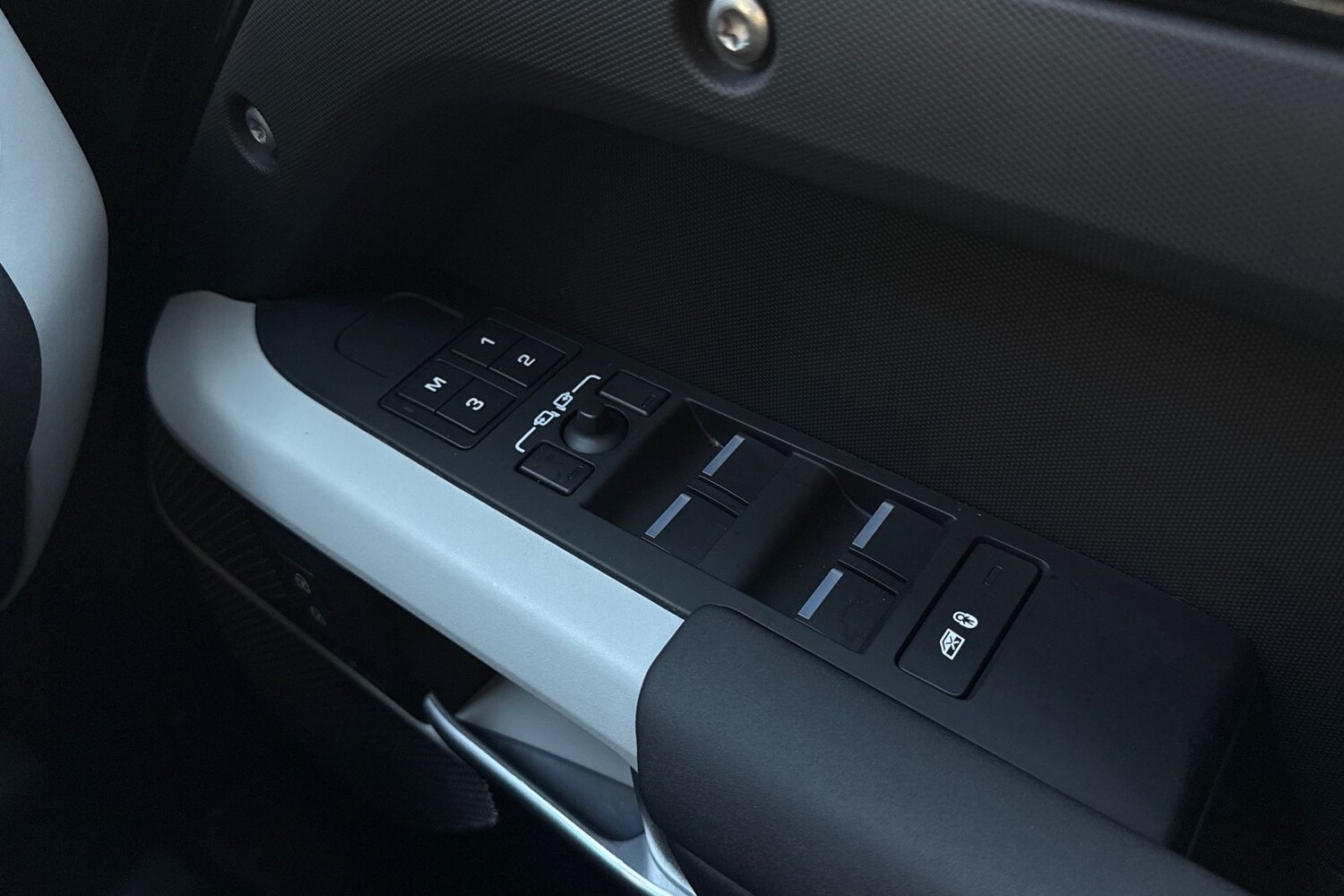 Used Land Rover Defender 2023 for sale - 76902634: Photo 26