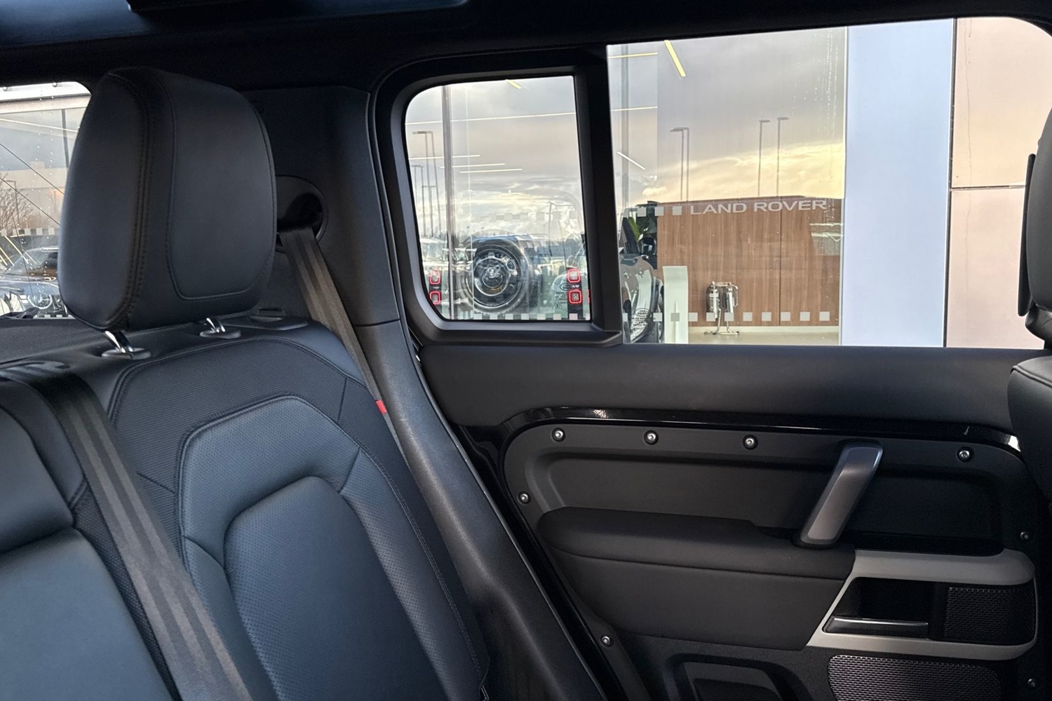 Used Land Rover Defender 2023 for sale - 76902634: Photo 37