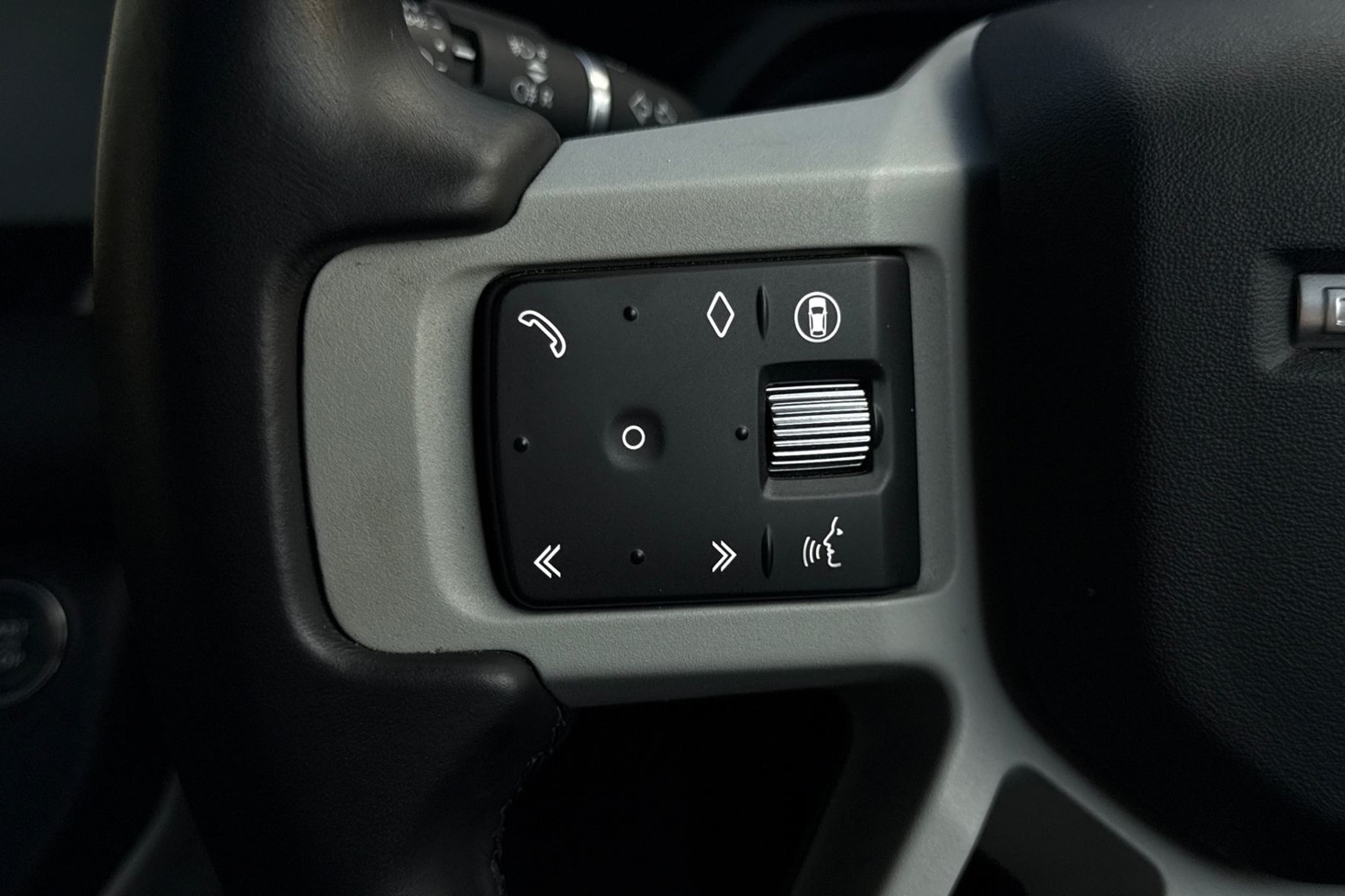 Used Land Rover Defender 2023 for sale - 76902634: Photo 42