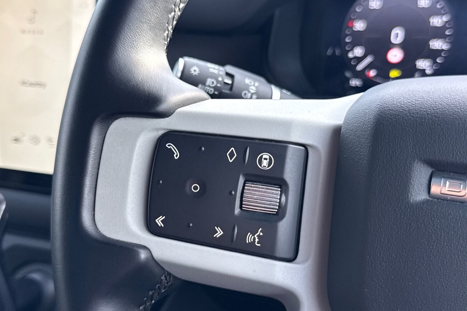 Used Land Rover Defender 90 2024 for sale - 76876110: Photo 34