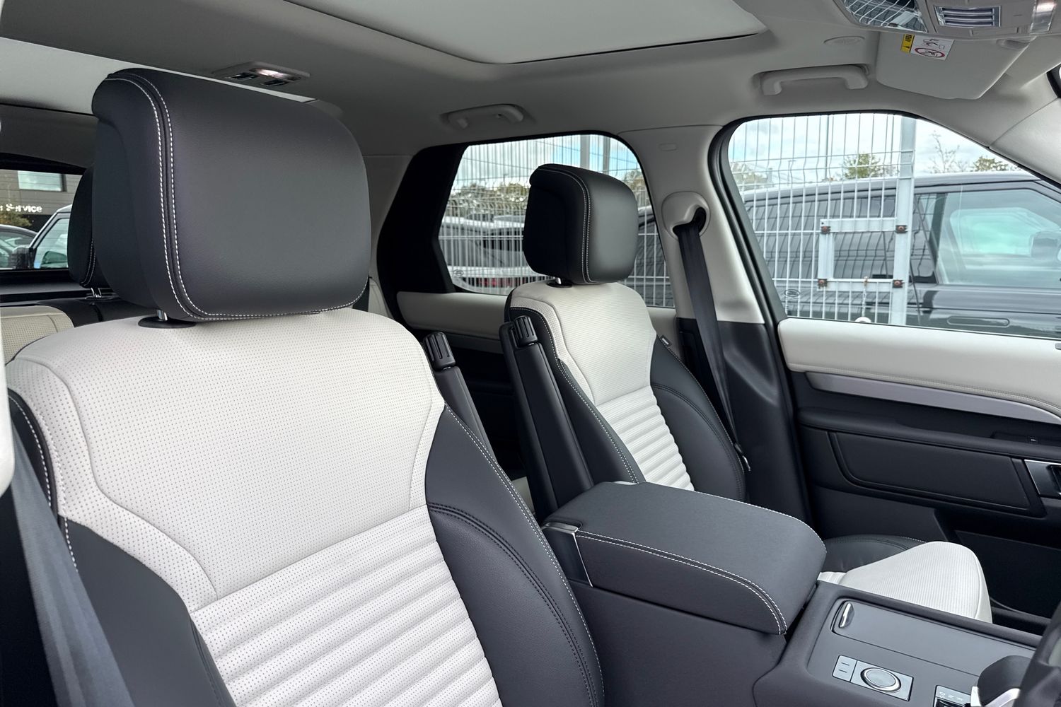 Used Land Rover Discovery 2025 for sale - 76330732: Photo 10