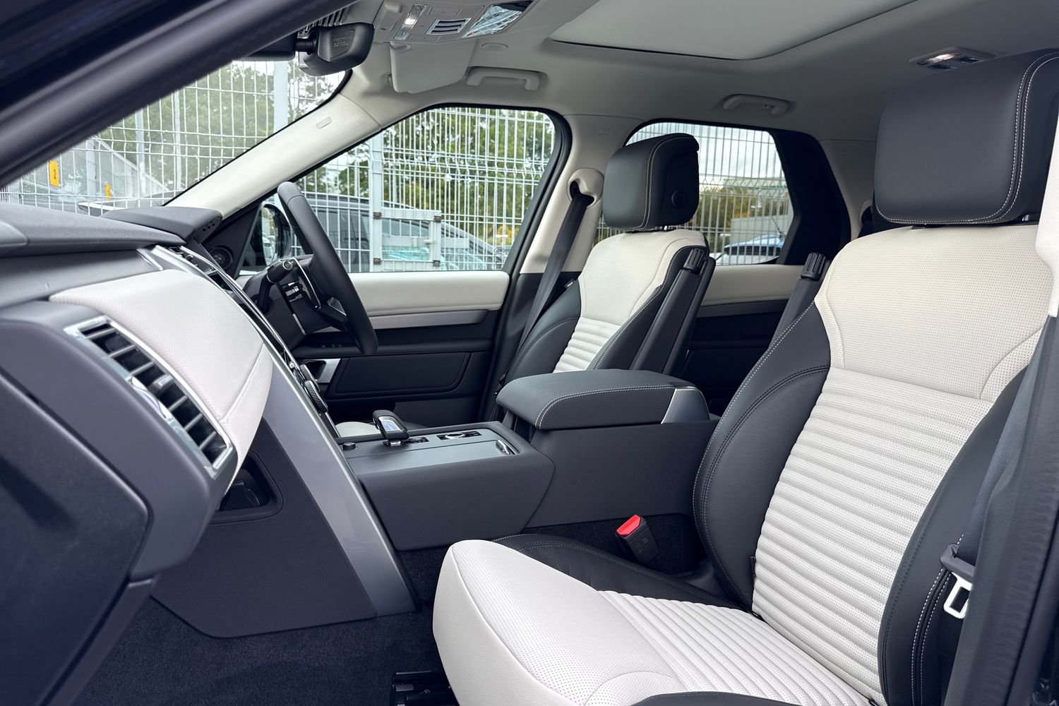 Used Land Rover Discovery 2025 for sale - 76330732: Photo 11