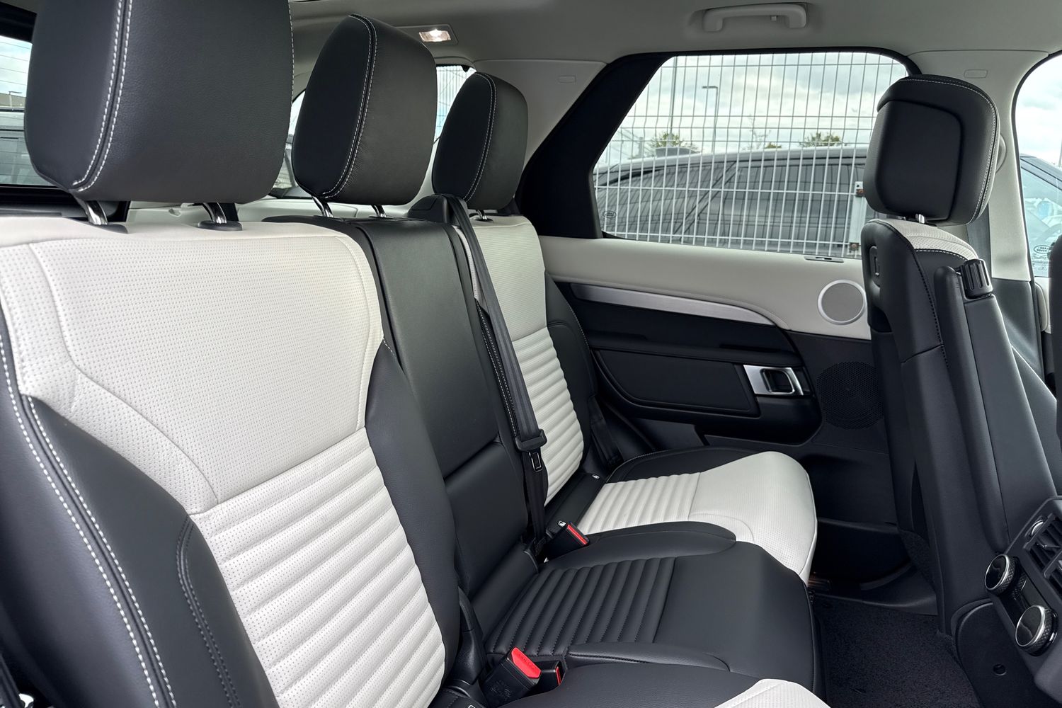 Used Land Rover Discovery 2025 for sale - 76330732: Photo 12