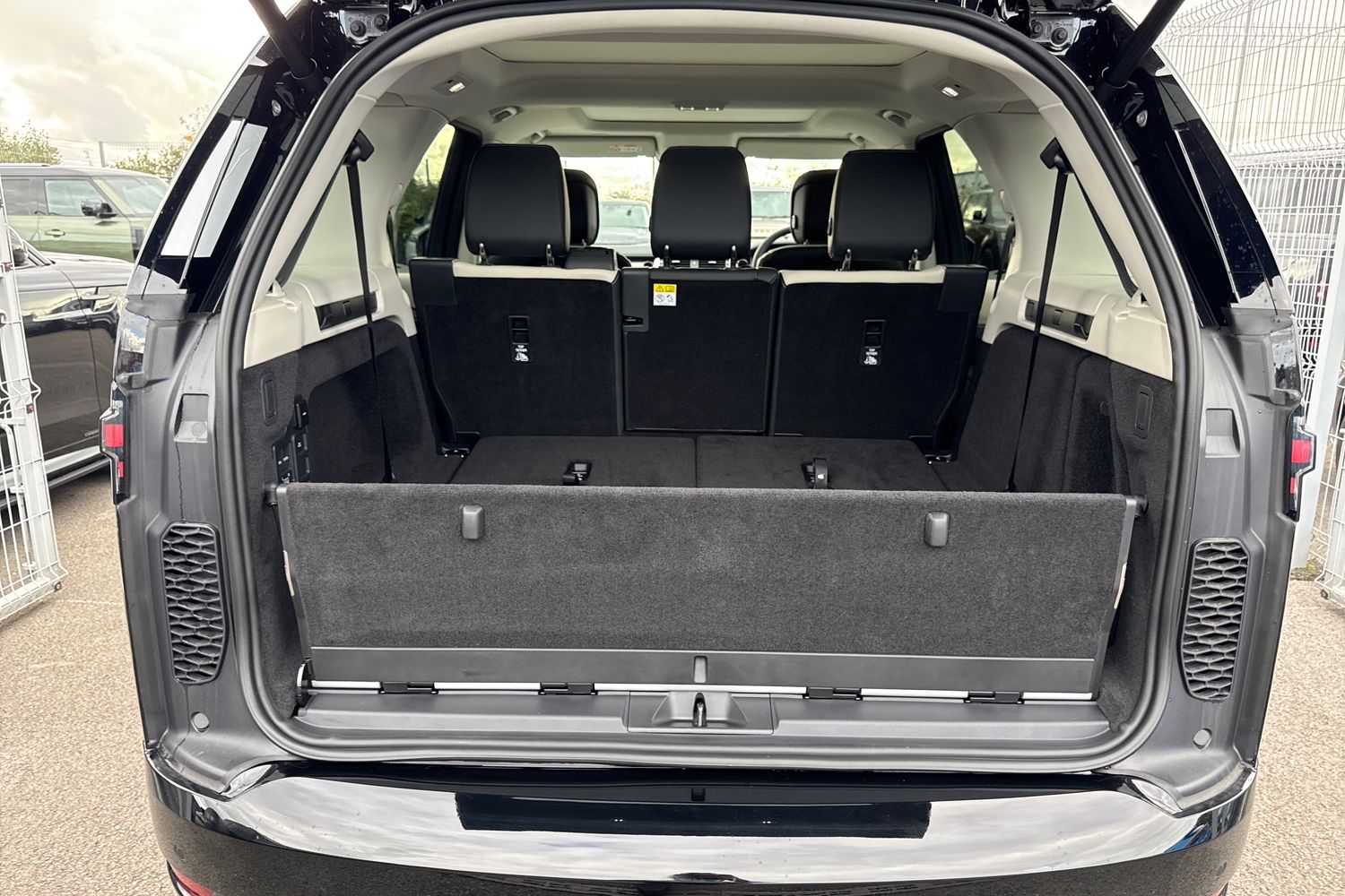 Used Land Rover Discovery 2025 for sale - 76330732: Photo 22