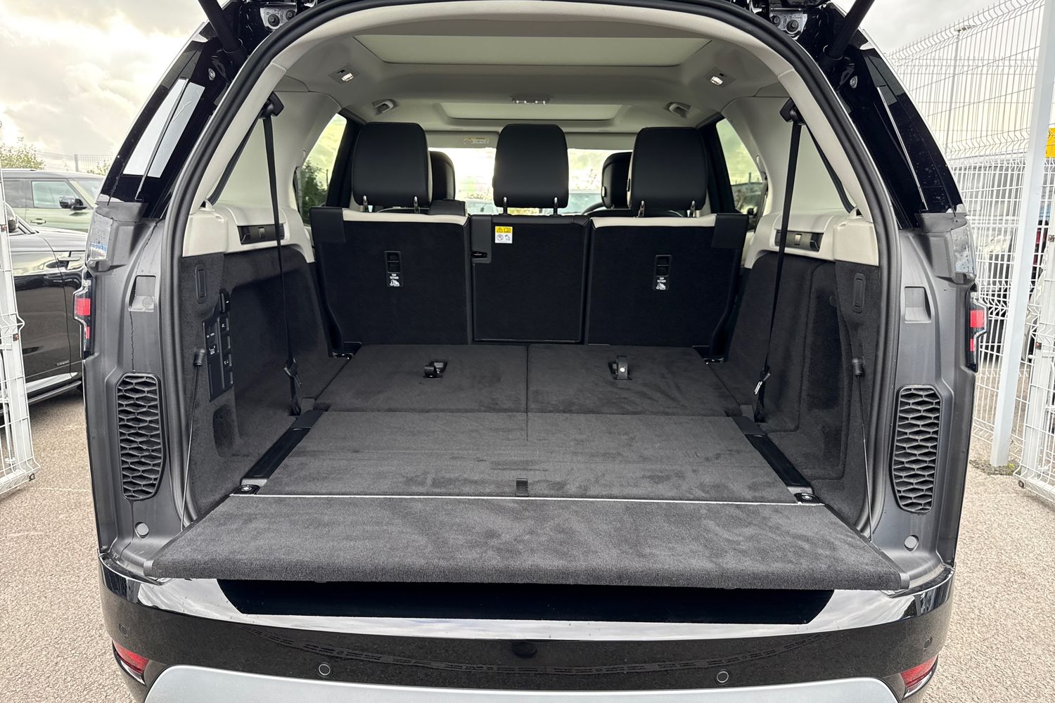 Used Land Rover Discovery 2025 for sale - 76330732: Photo 23