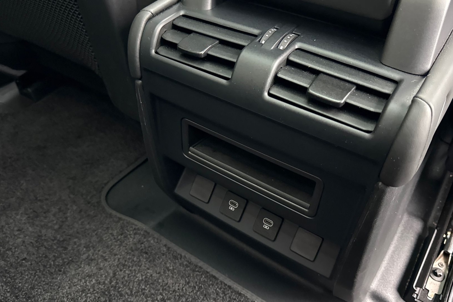 Used Land Rover Defender 90 2024 for sale - 76476080: Photo 19