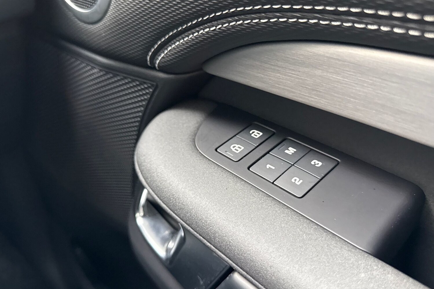 Used Land Rover Discovery 2025 for sale - 76469260: Photo 25