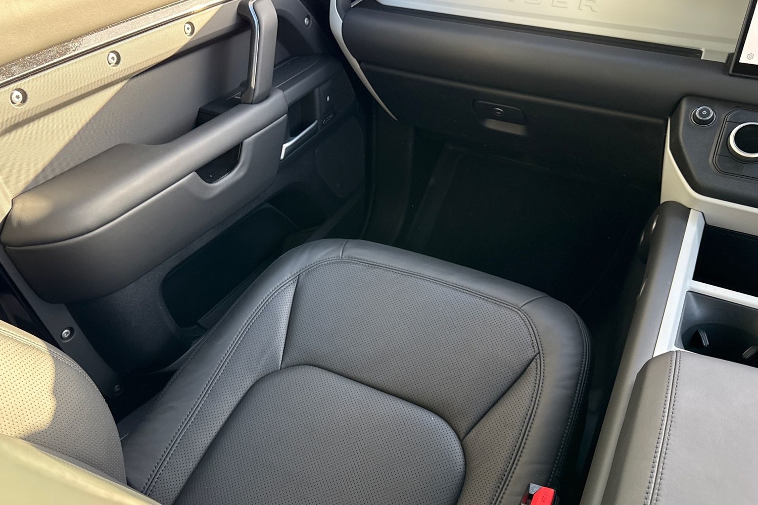 Used Land Rover Defender 2024 for sale - 76896084: Photo 40