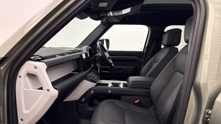 Used Land Rover Defender 110 2025 for sale - 77919332: Photo 3