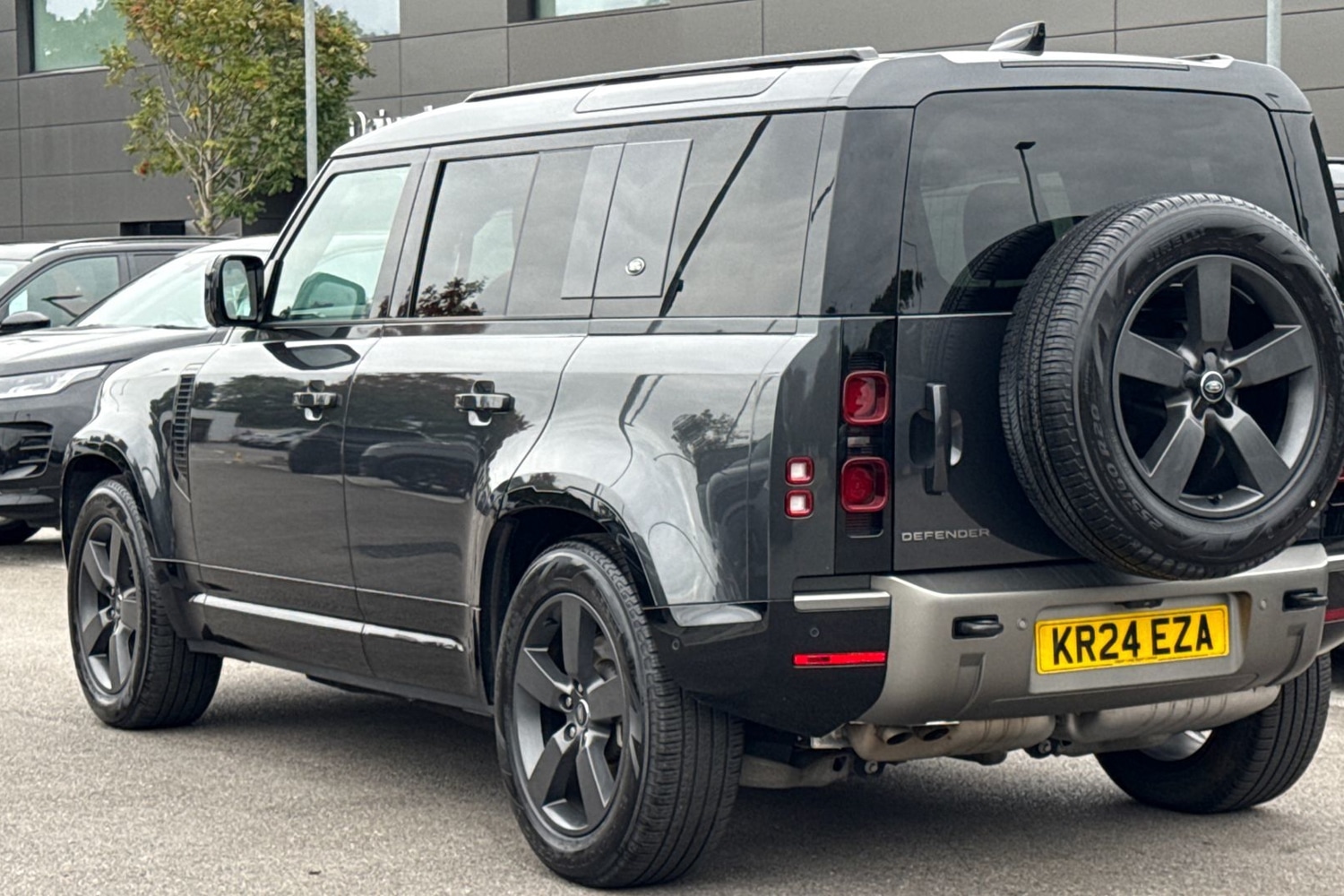 Used Land Rover Defender 110 2024 for sale - 76065153: Photo 2