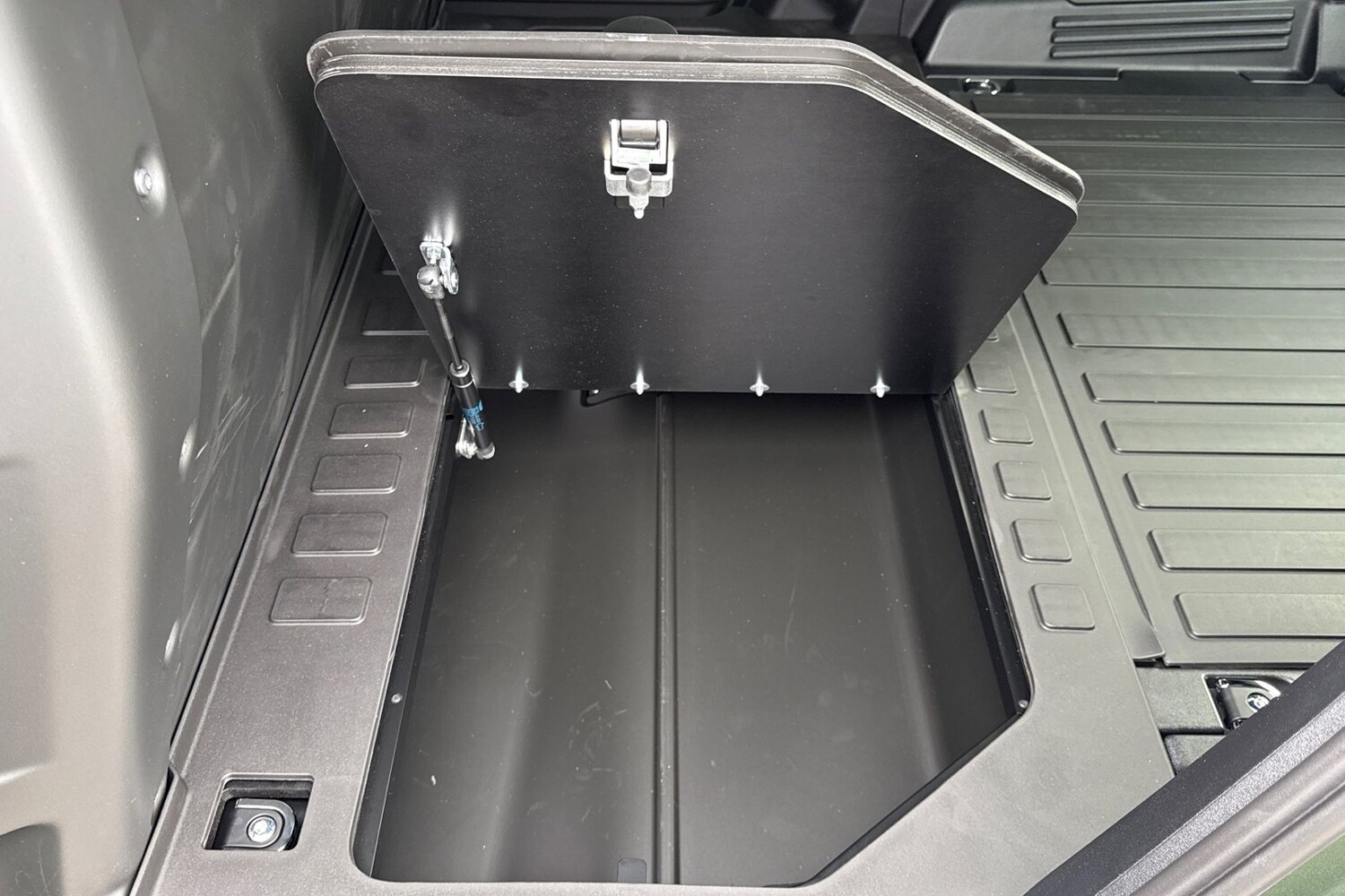 Used Land Rover Defender 110 2026 for sale - 77996387: Photo 38