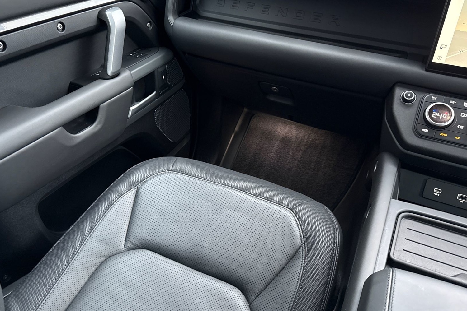 Used Land Rover Defender 110 2024 for sale - 77080040: Photo 40