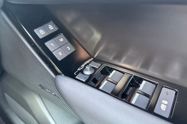 Used Land Rover Range Rover Velar 2025 for sale - 76330727: Photo 32