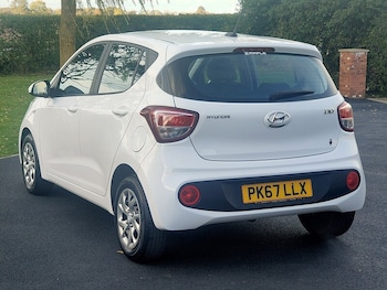 Used Hyundai i10 2017 for sale - 76566332: Photo