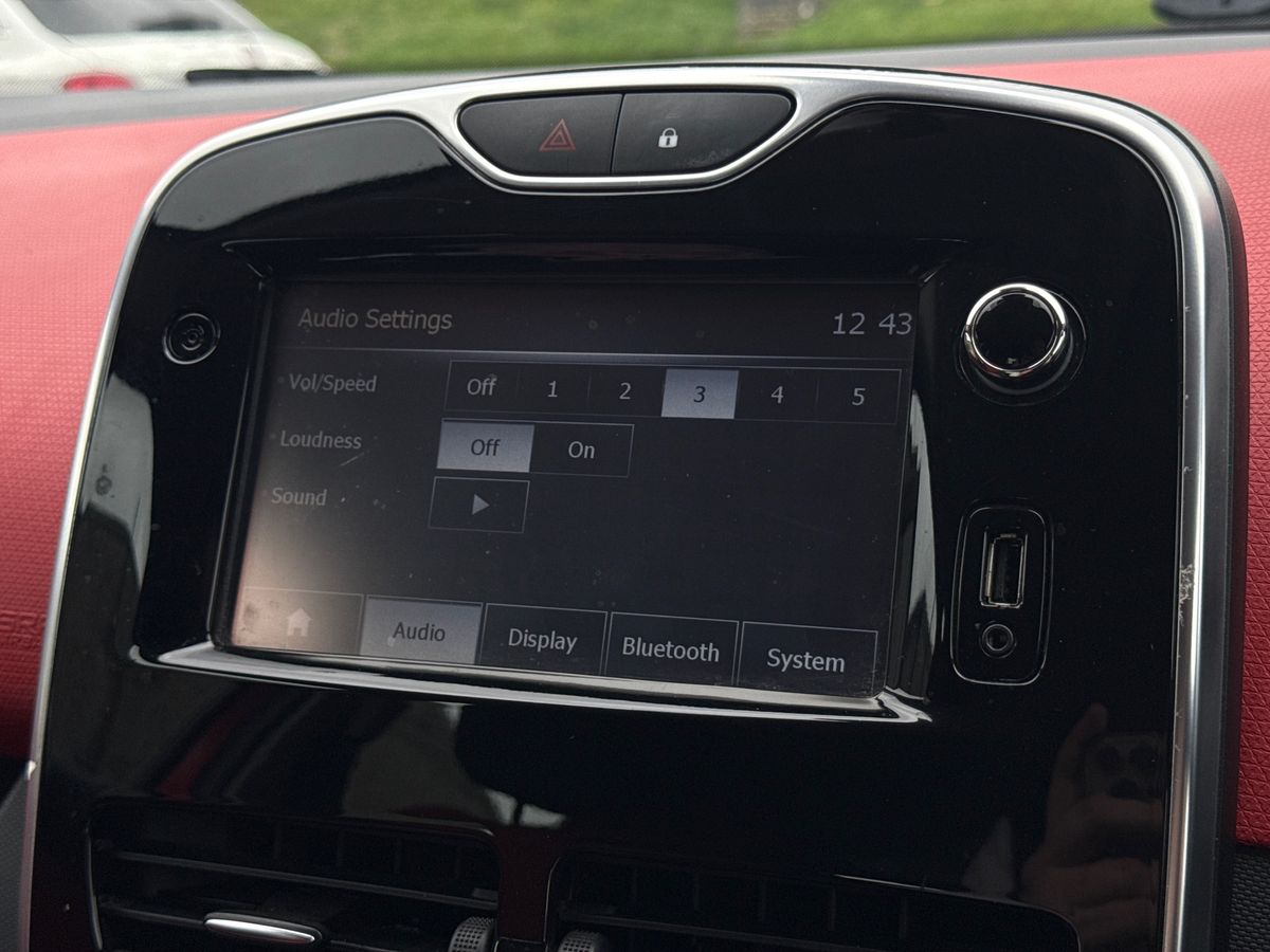 Used Renault Clio 2015 for sale - 76588844: Photo 30