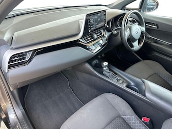 Used Toyota C-HR 2023 for sale - 79169390: Photo